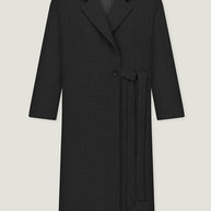 The straight-cut coat in black color