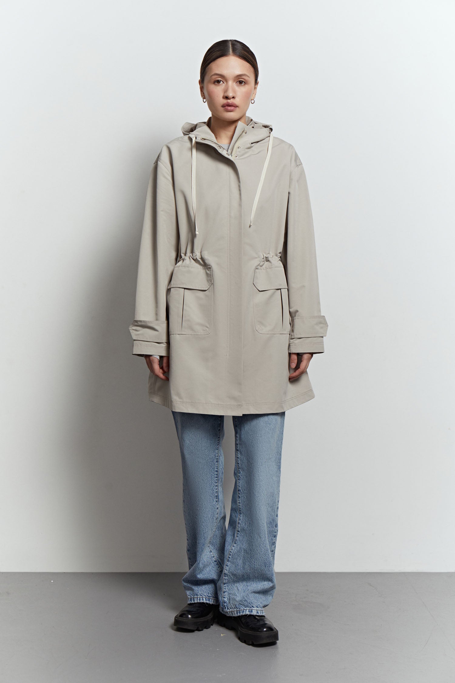 Lightweight parka with drawstring in khaki