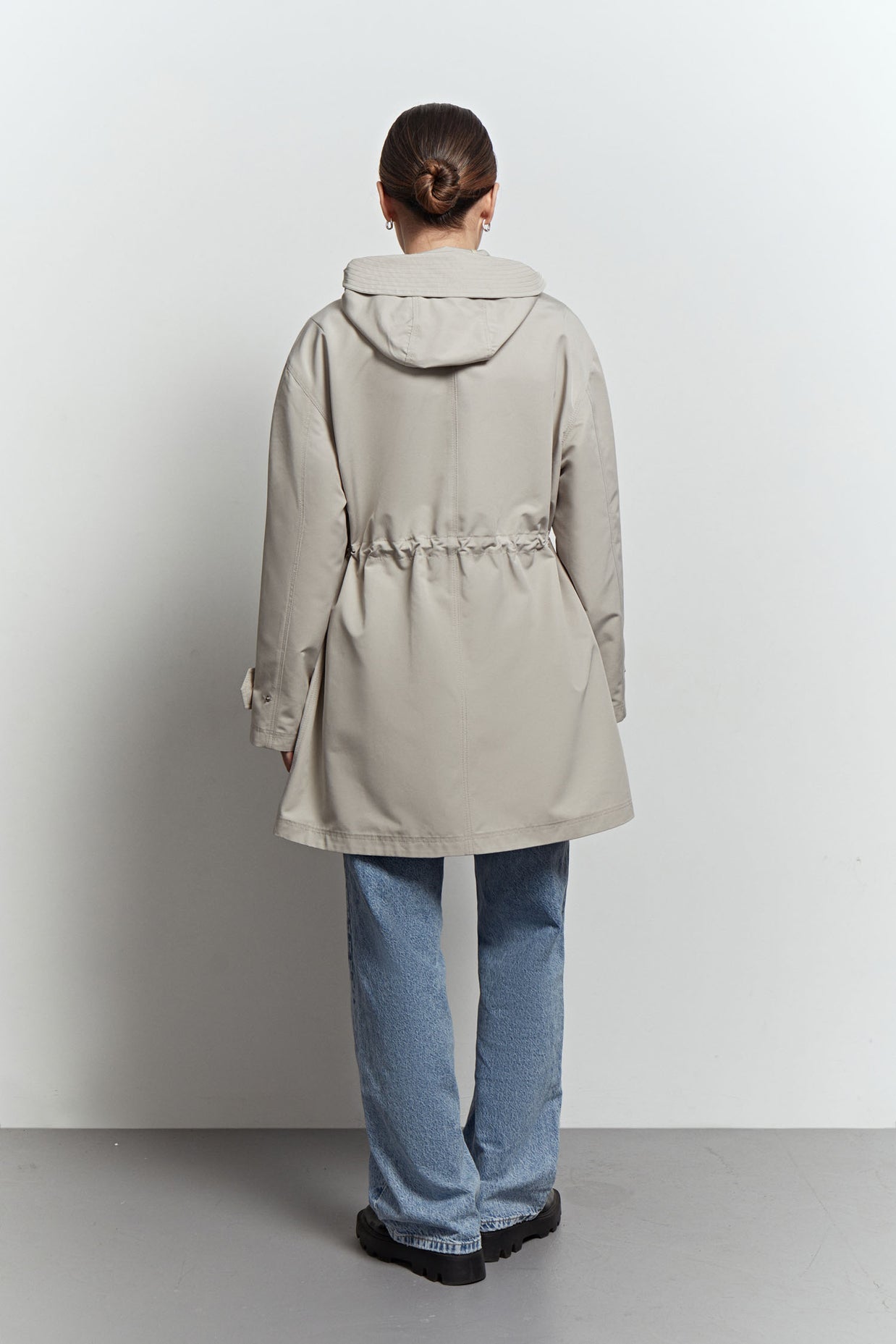 Lightweight parka with drawstring in khaki
