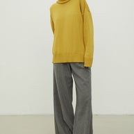 Merino wool sweater with neckline in milk