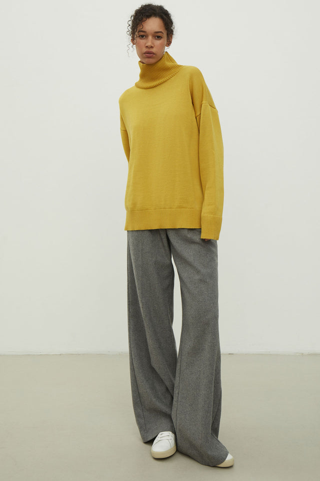 Merino wool sweater with neckline in milk