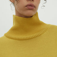 Merino wool sweater with neckline in milk