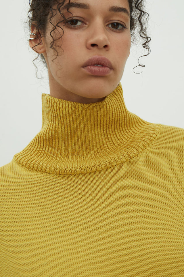 Merino wool sweater with neckline in milk