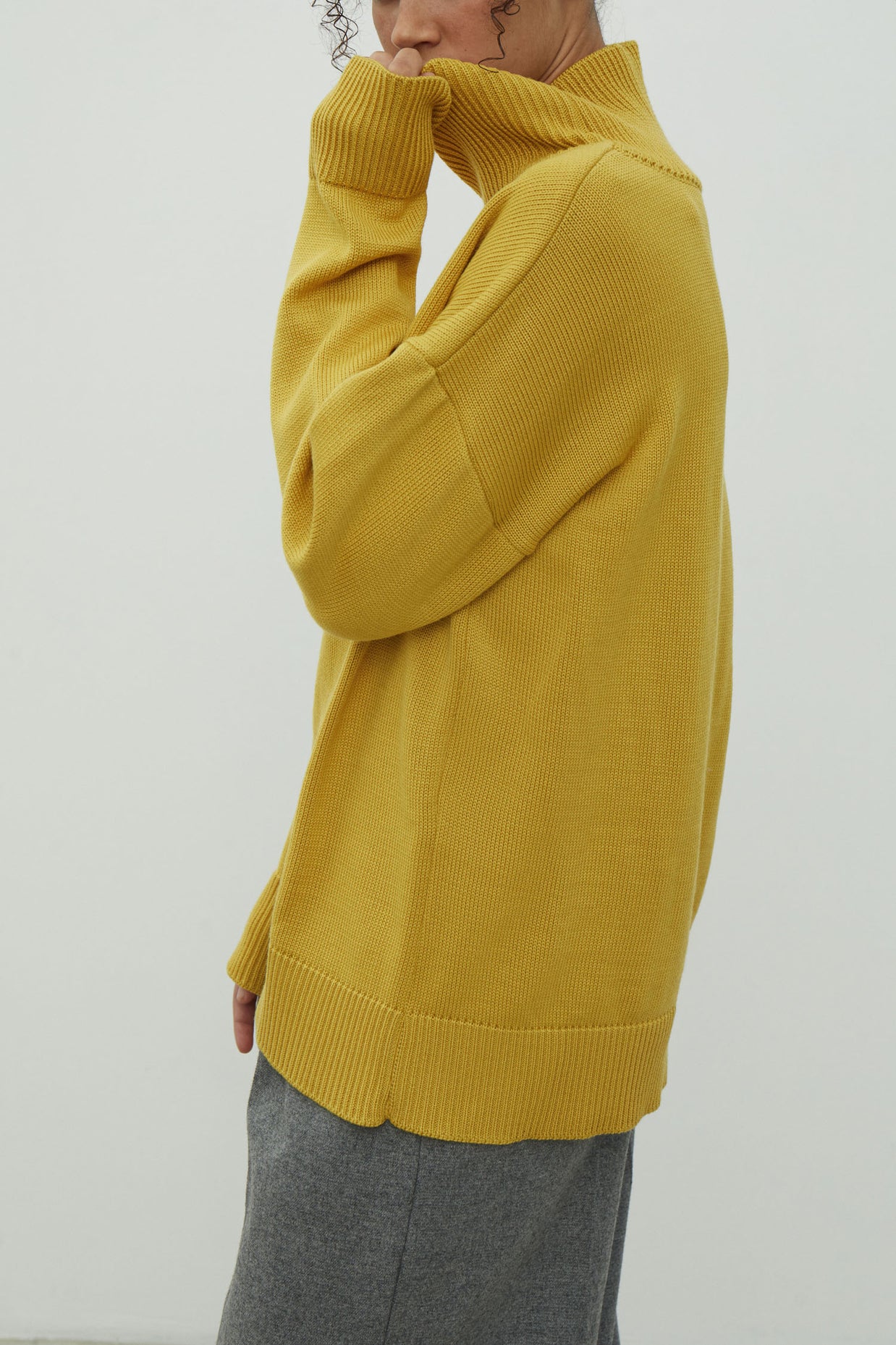 Merino wool sweater with neckline in milk