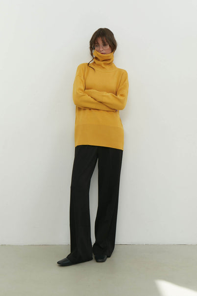 Knitted sweater with a voluminous neck