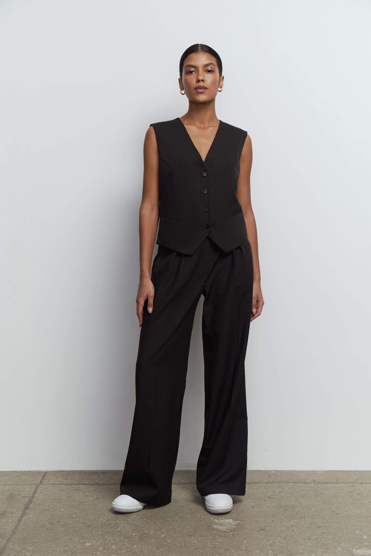 Palazzo pants with double tucks in gray/black