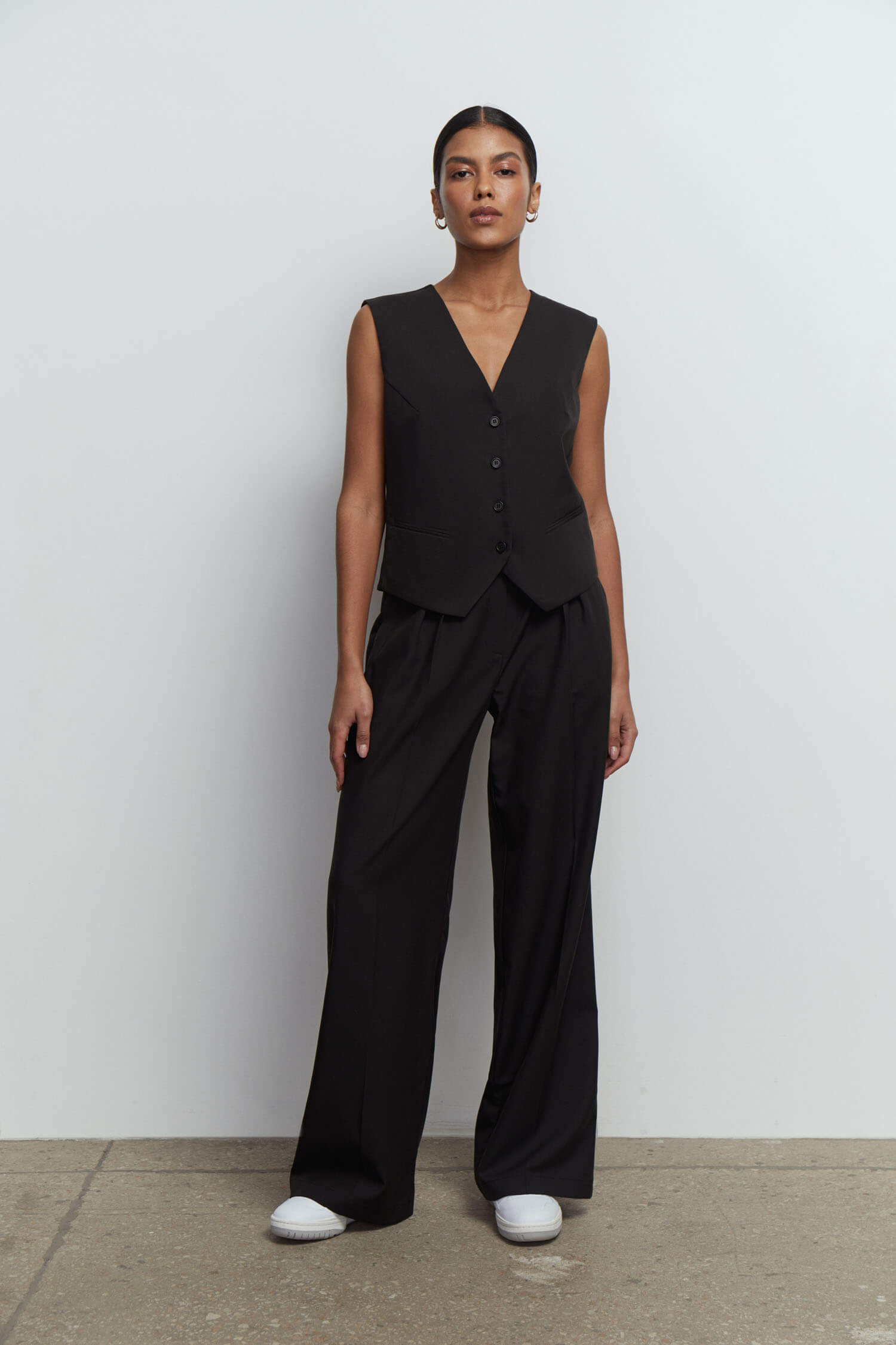 Palazzo pants with double tucks in gray/black
