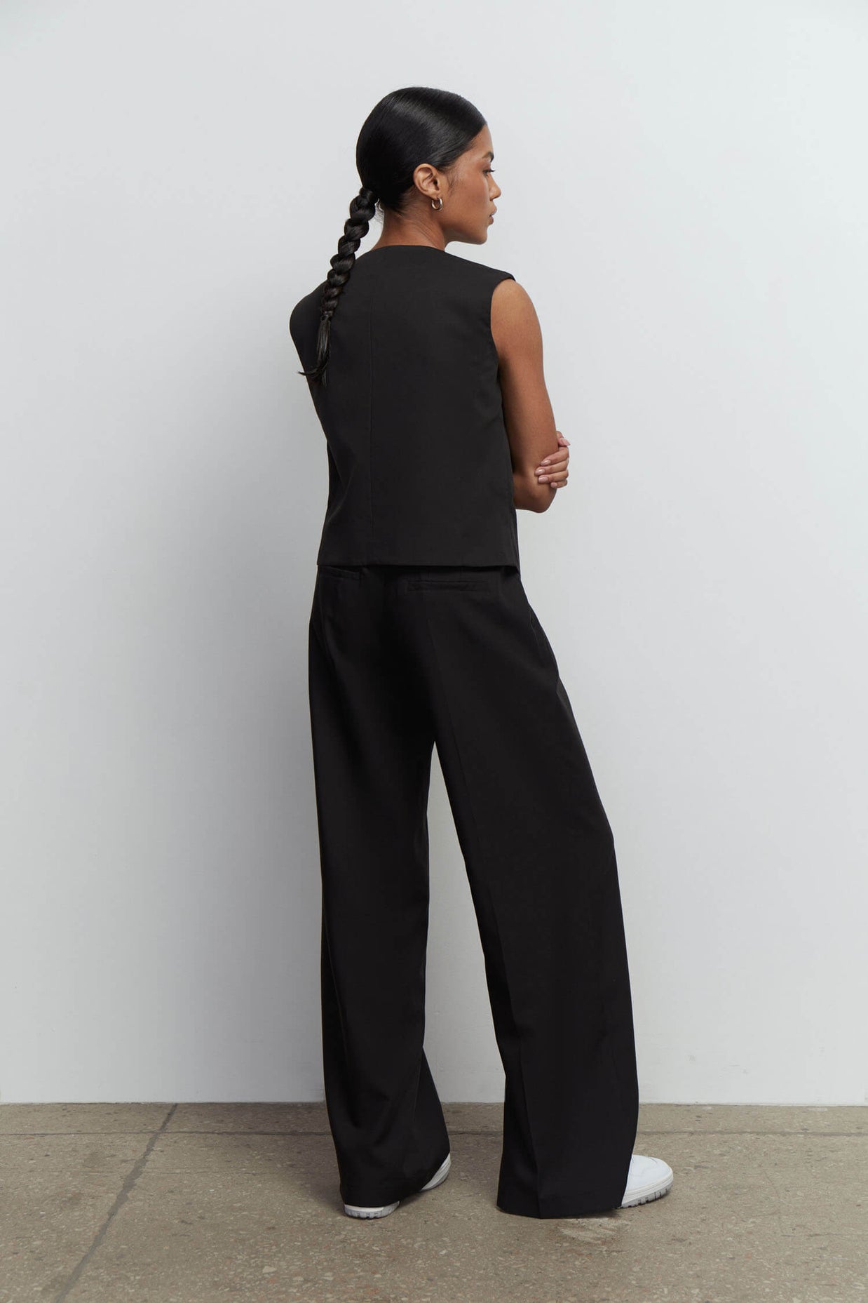 Palazzo pants with double tucks in gray/black