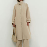 Trenchcoat with a free cut in cream/black