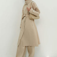 Trenchcoat with a free cut in cream/black