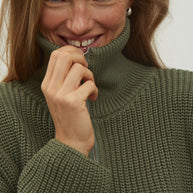 Oversized knitted sweater with a zipper in gray color