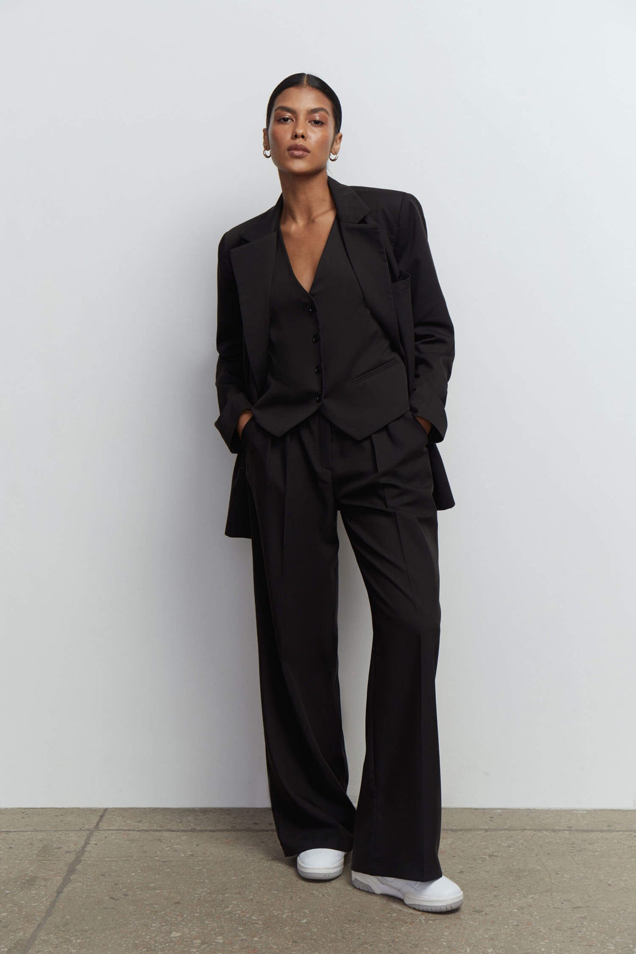 Palazzo pants with double tucks in gray/black