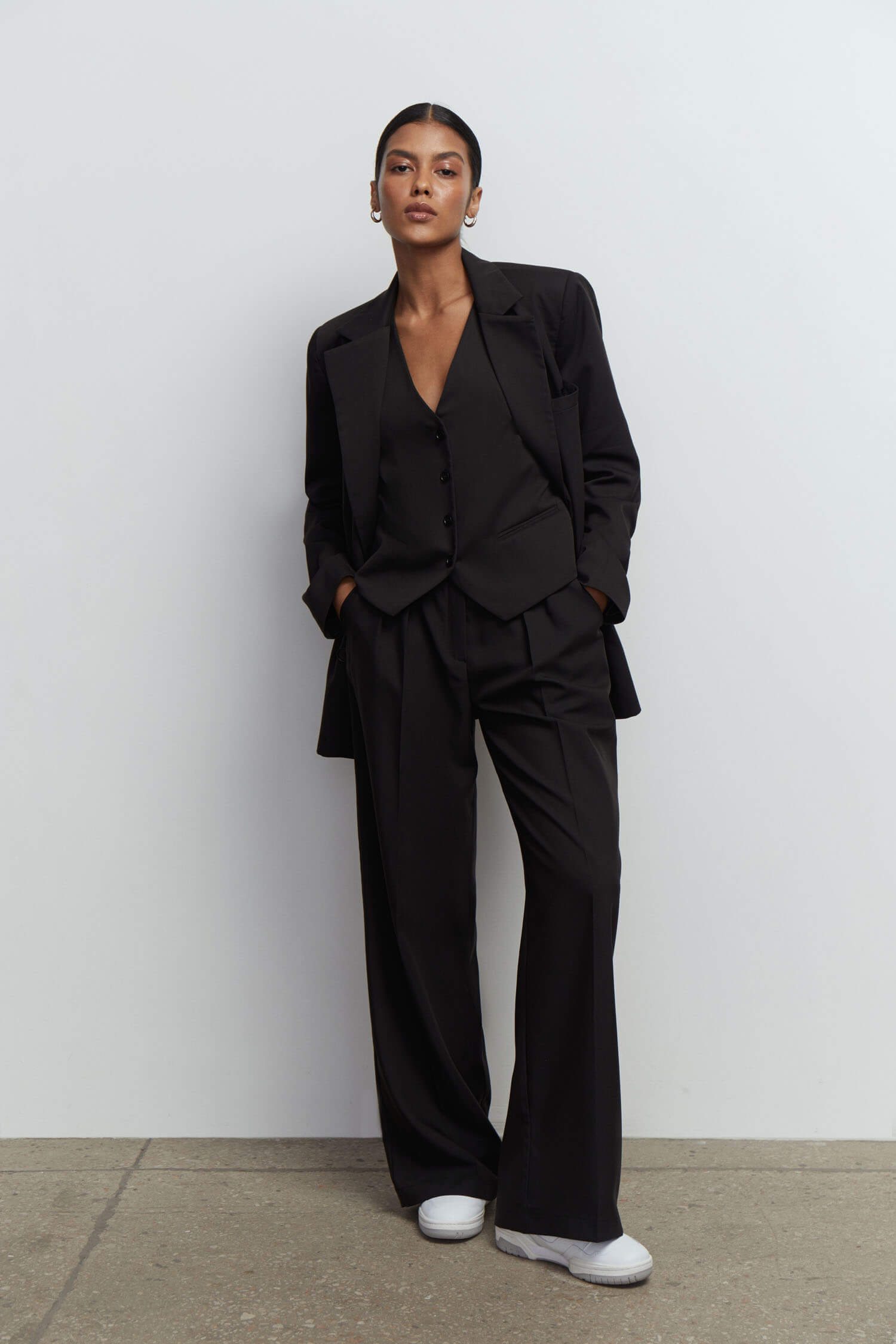 Palazzo pants with double tucks in gray/black