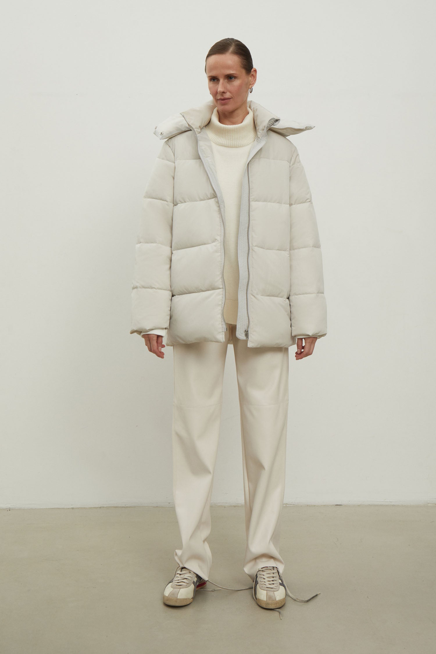 Women's free-cut jacket in light gray color
