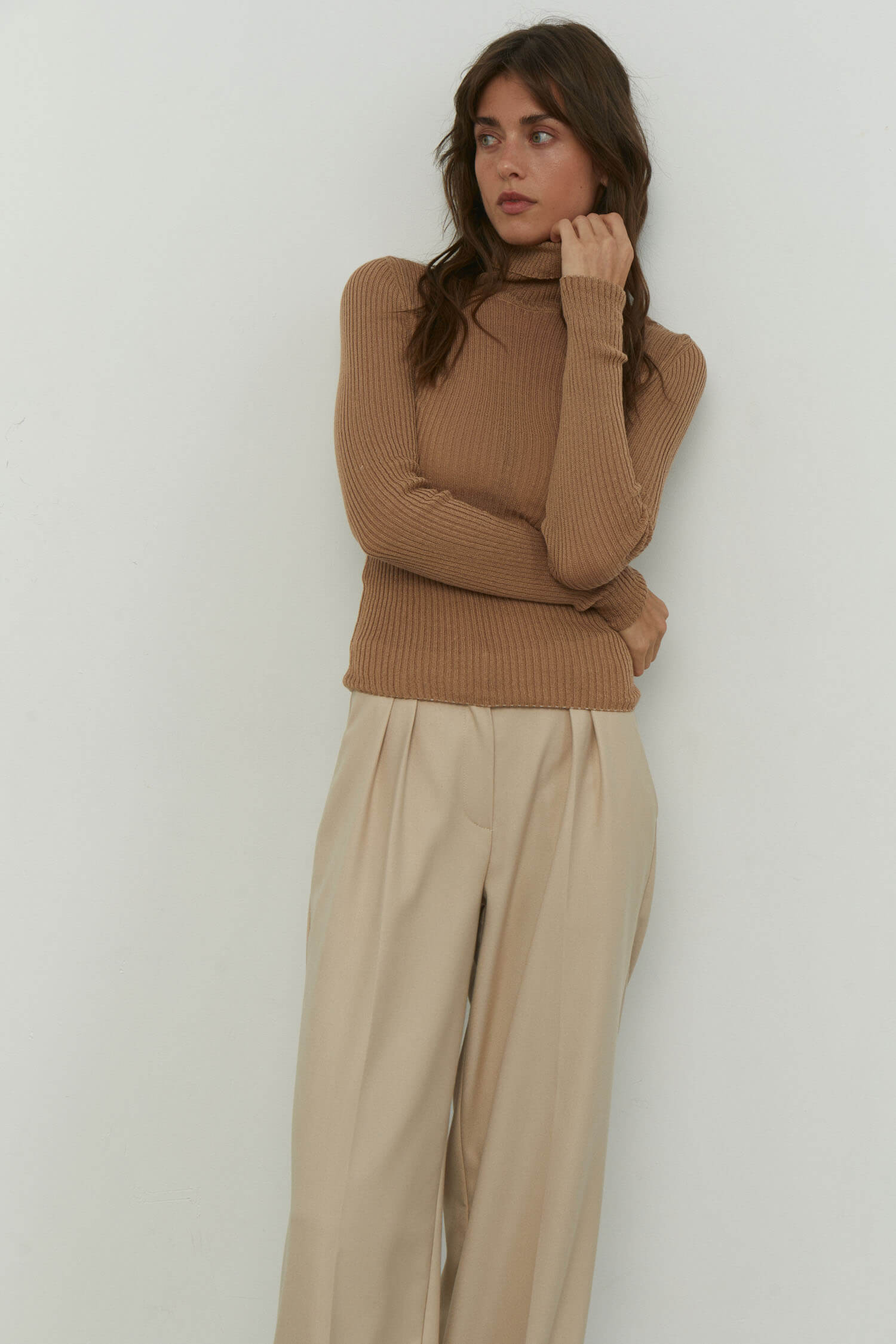 Thin ribbed turtleneck sweater in nude/black/gray