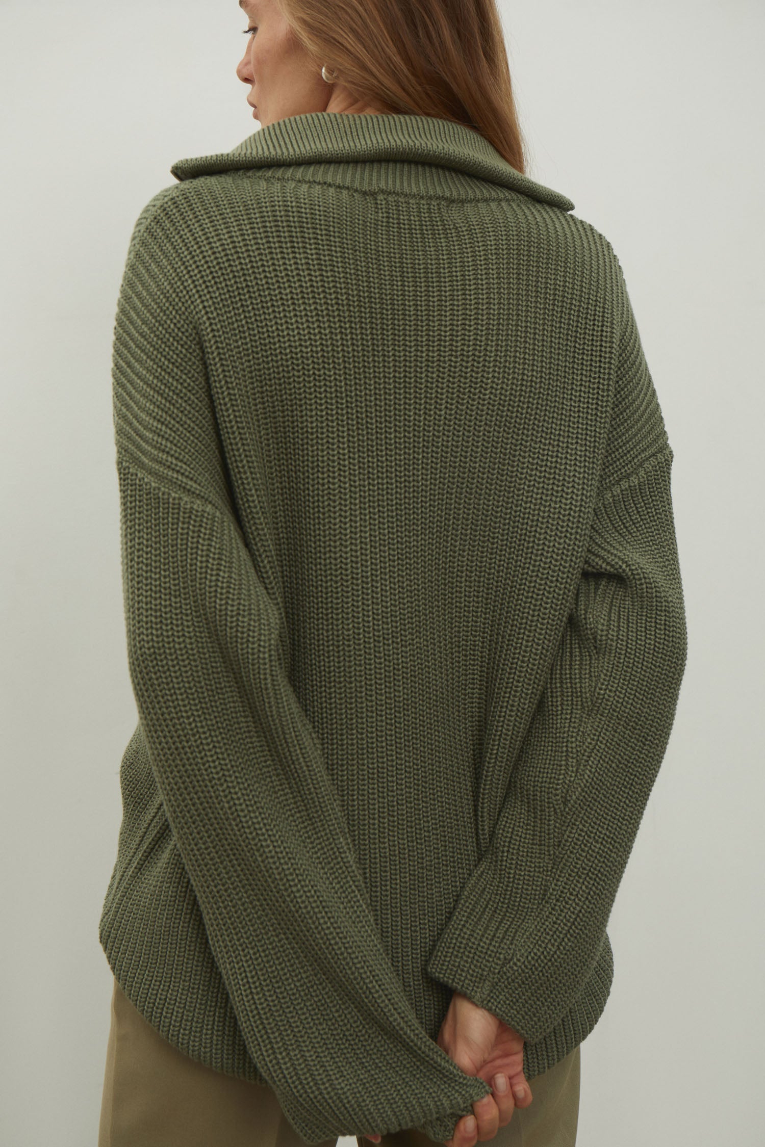 Oversized knitted sweater with a zipper in gray color