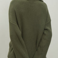 Oversized knitted sweater with a zipper in gray color