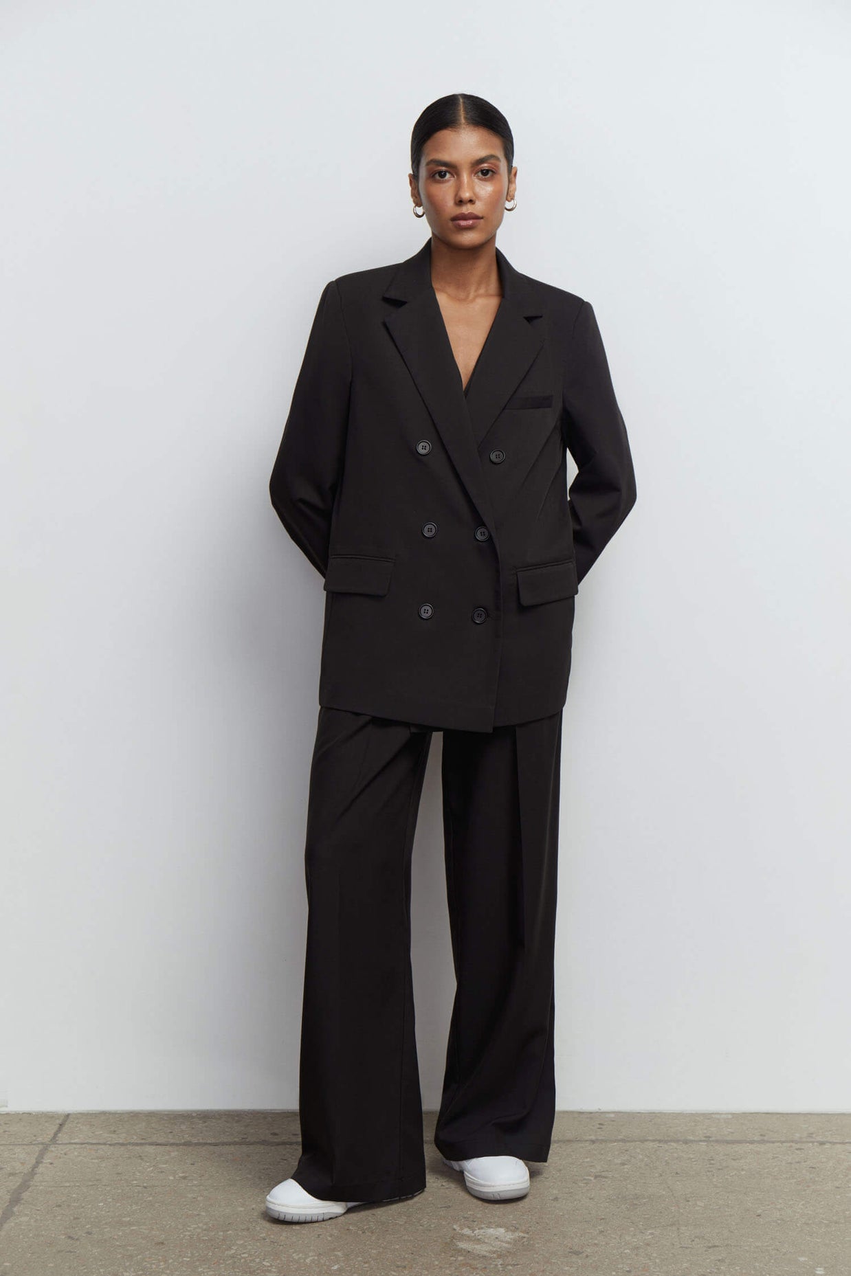 Palazzo pants with double tucks in gray/black