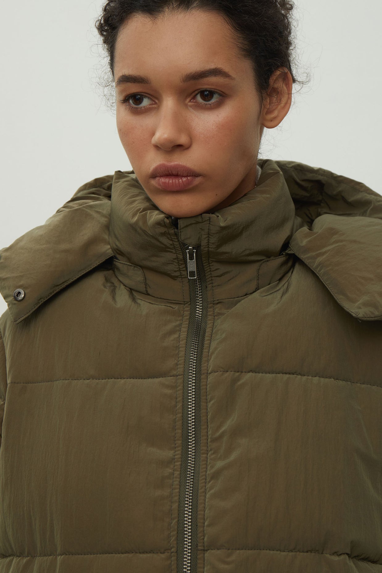 Women's free-cut jacket in khaki color