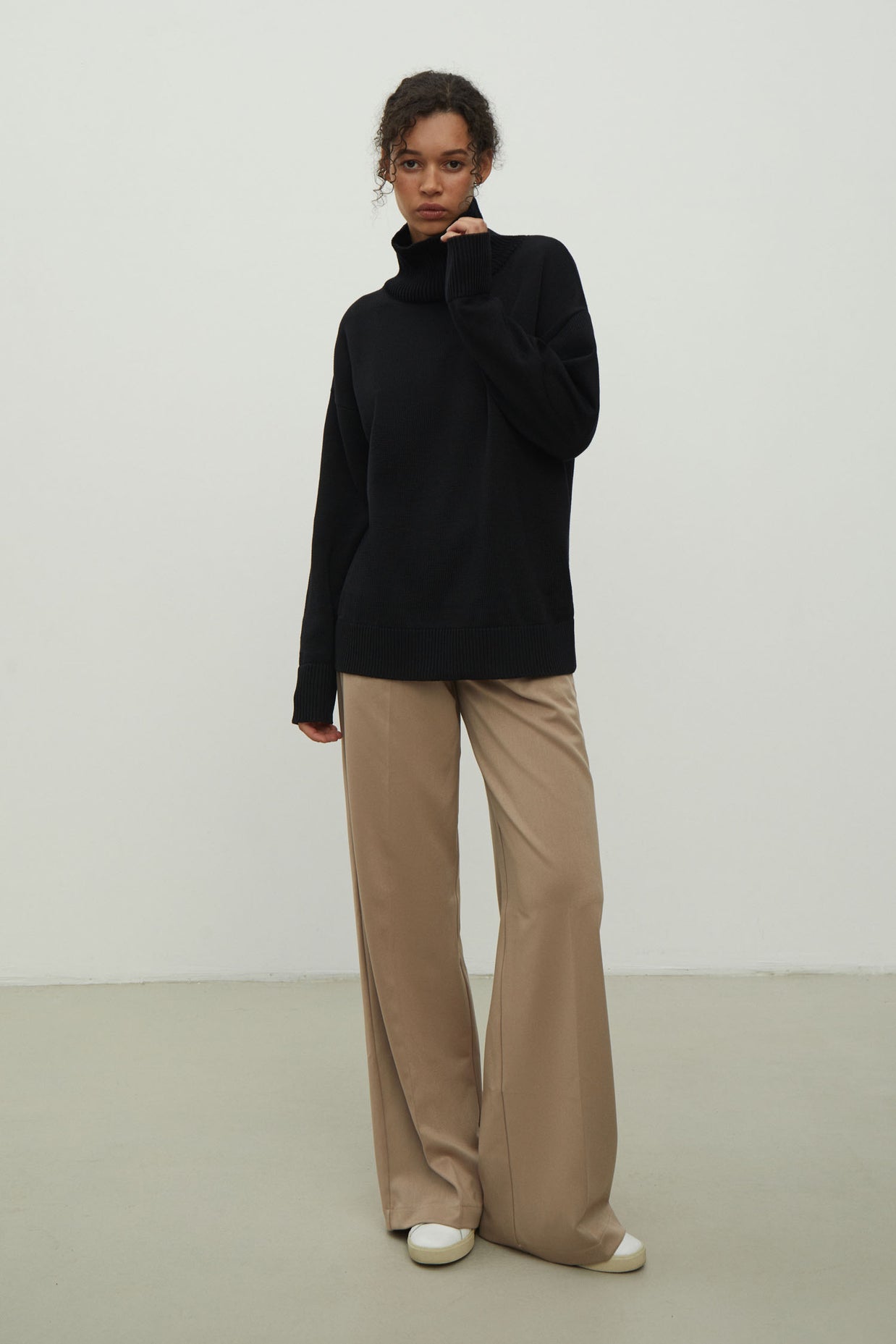 Merino wool sweater with neckline in black