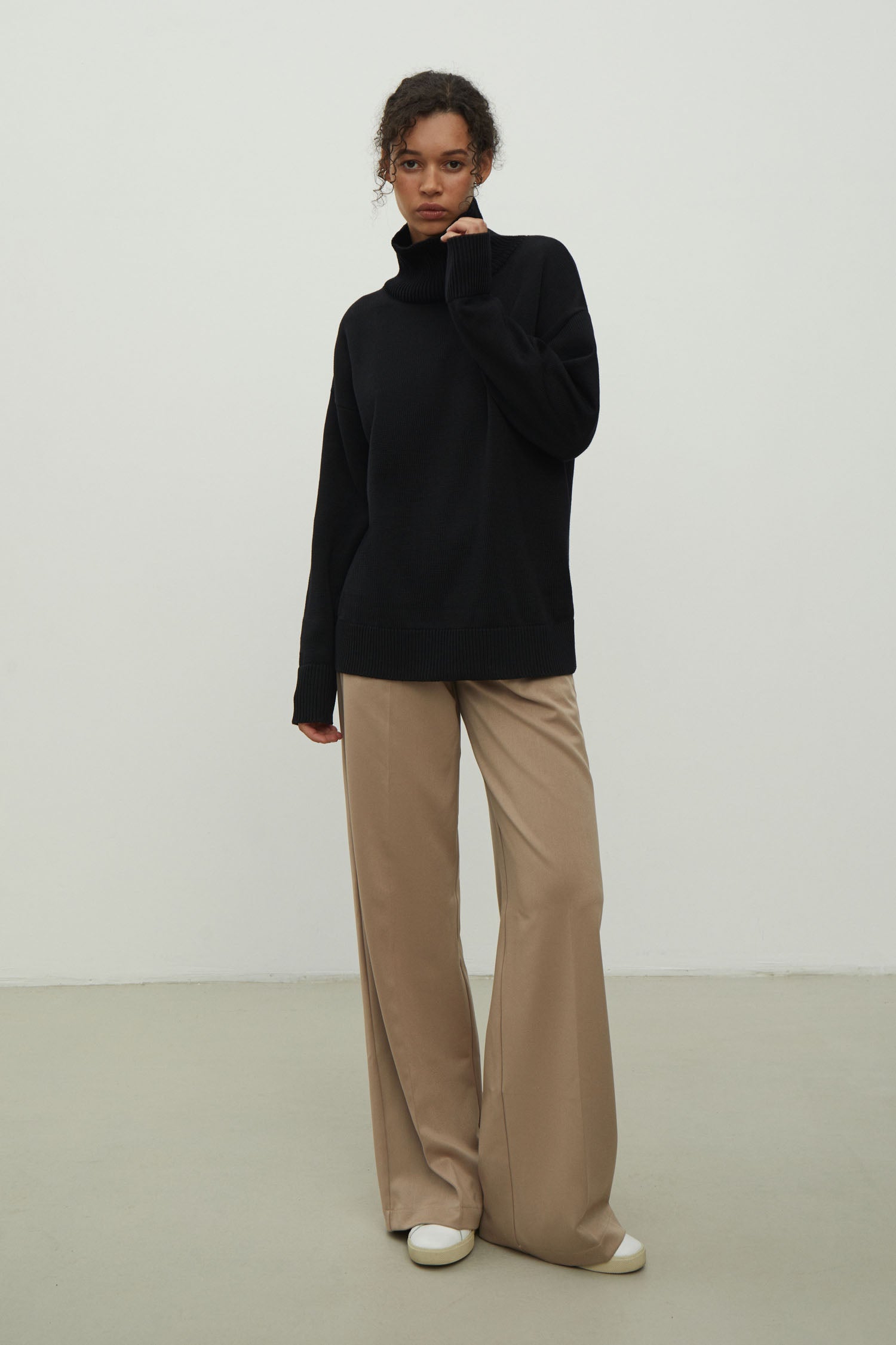 Merino wool sweater with neckline in black