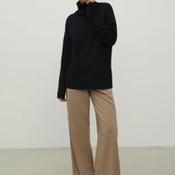 Merino wool sweater with neckline in black