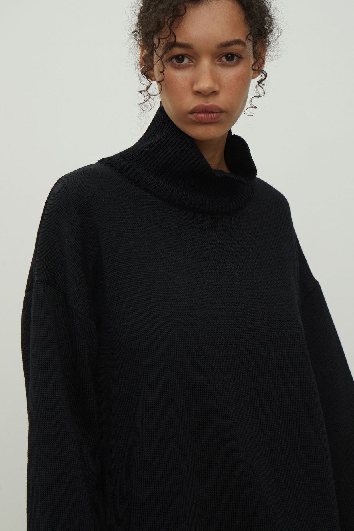 Merino wool sweater with neckline in black