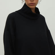 Merino wool sweater with neckline in black