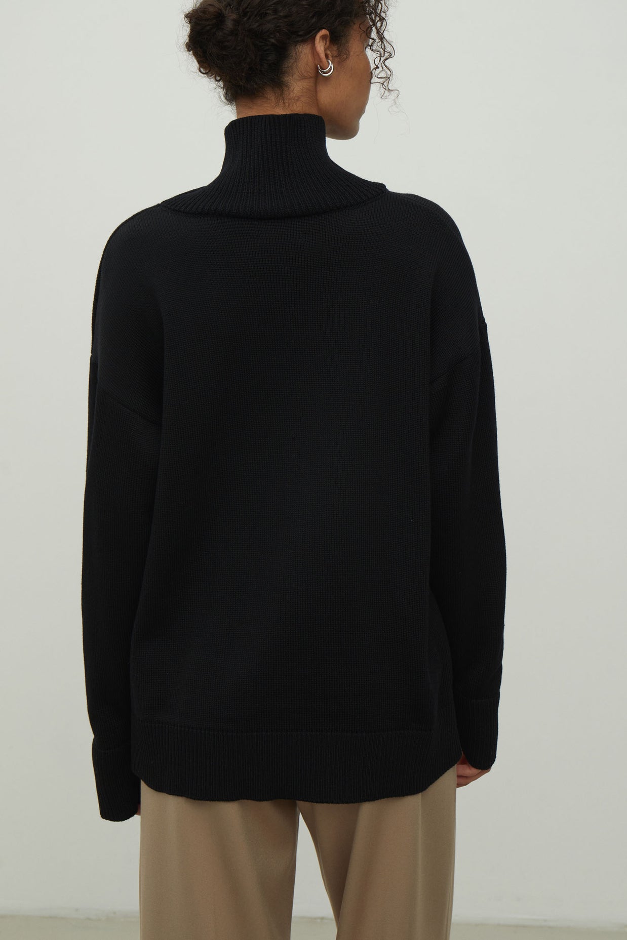 Merino wool sweater with neckline in black