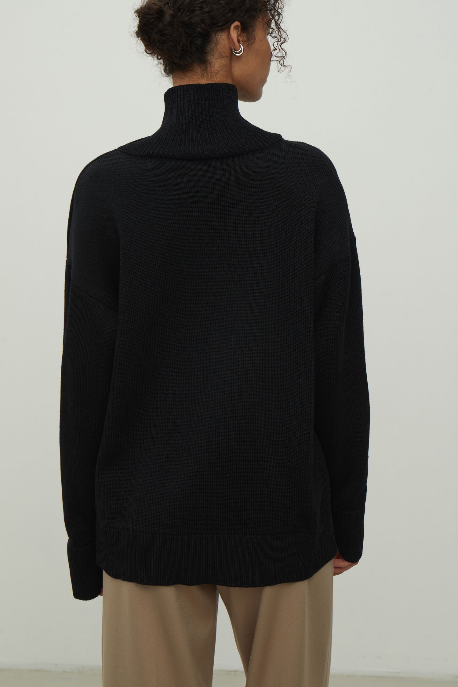Merino wool sweater with neckline in black