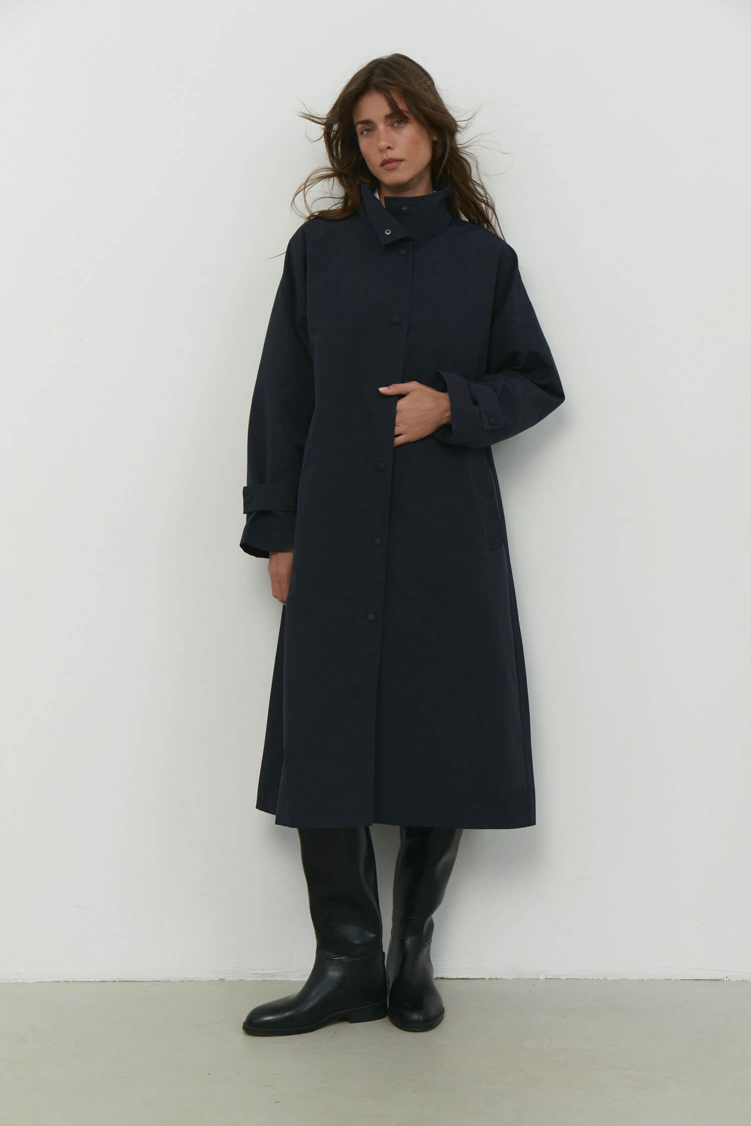 Trenchcoat with a free cut in cream/black