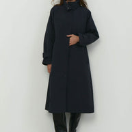 Trenchcoat with a free cut in cream/black