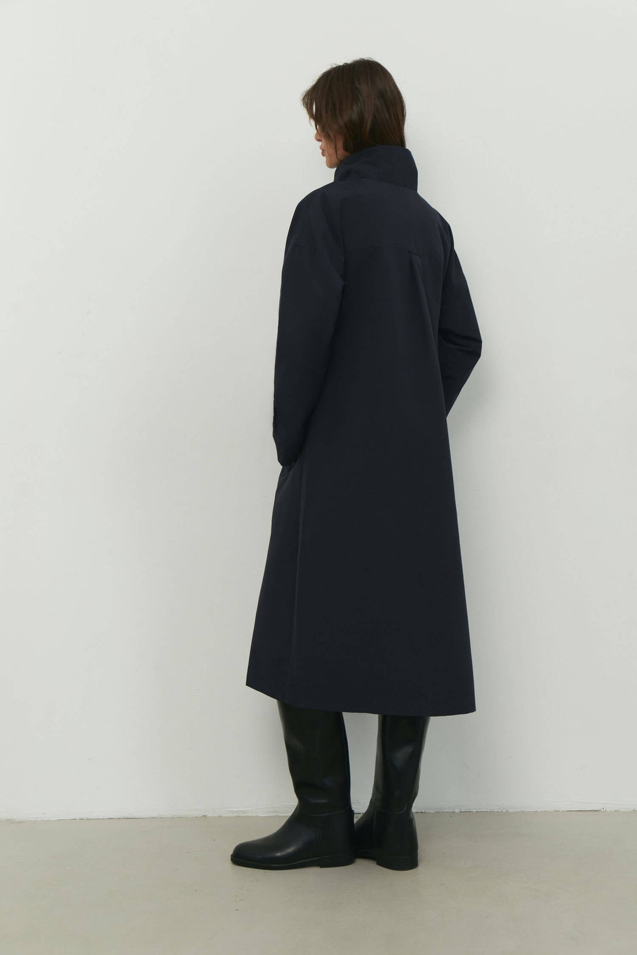 Trenchcoat with a free cut in cream/black