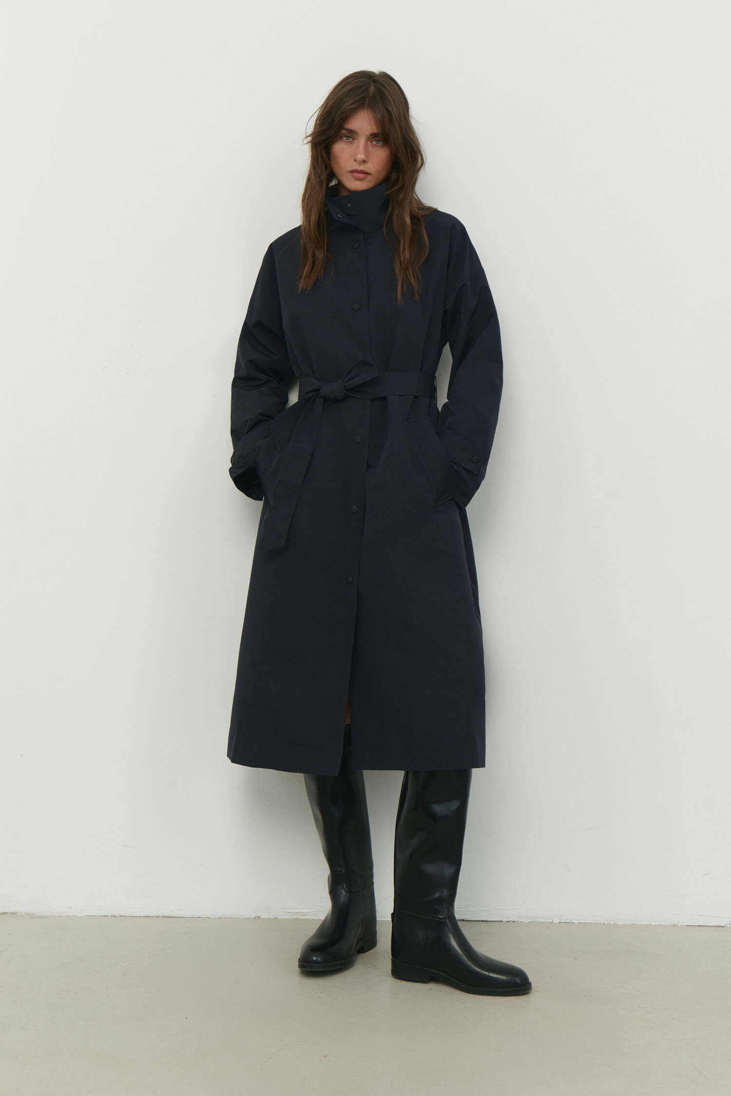 Trenchcoat with a free cut in cream/black