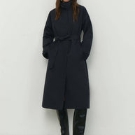 Trenchcoat with a free cut in cream/black
