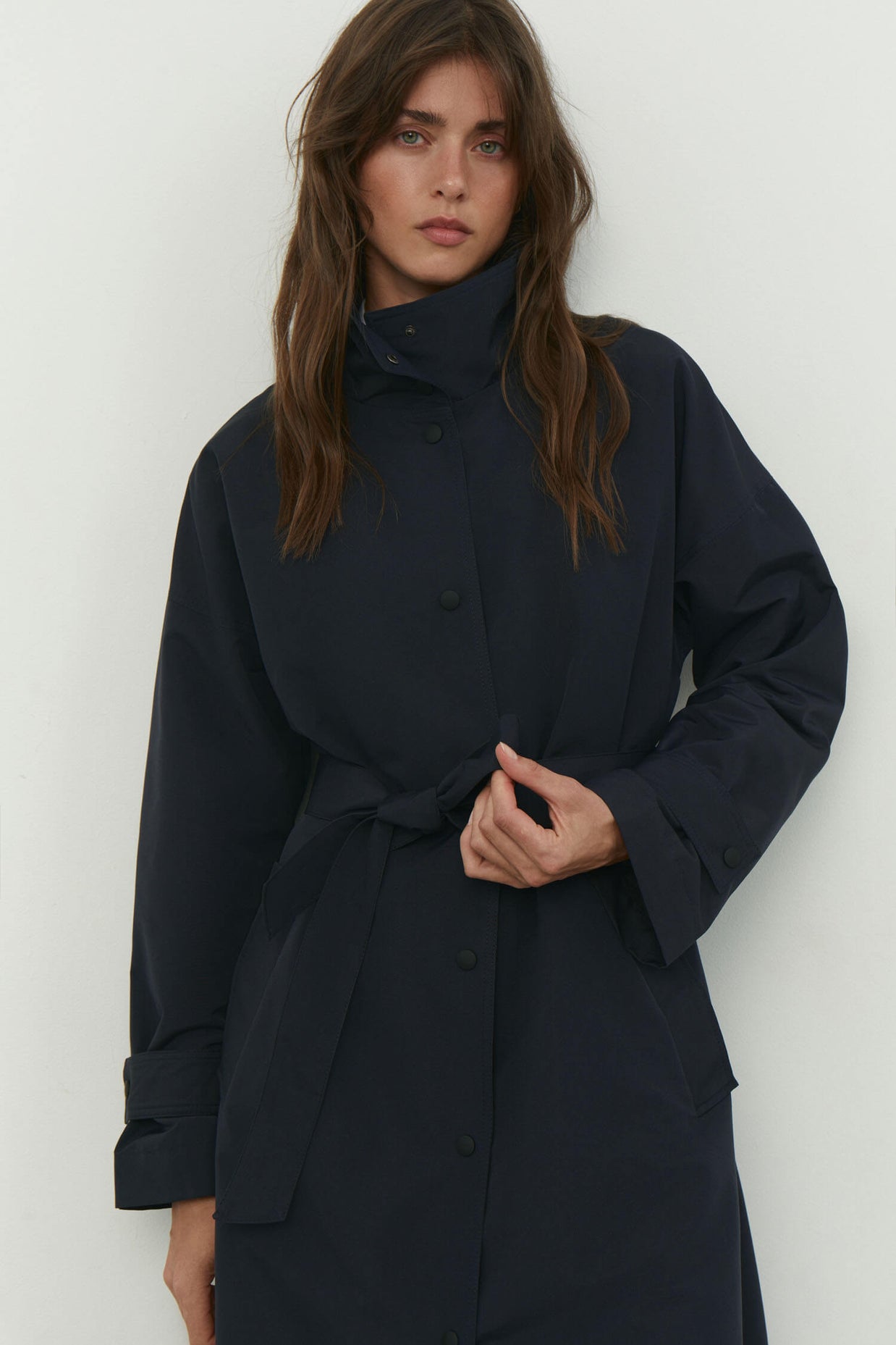 Trenchcoat with a free cut in cream/black
