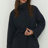 Trenchcoat with a free cut in cream/black