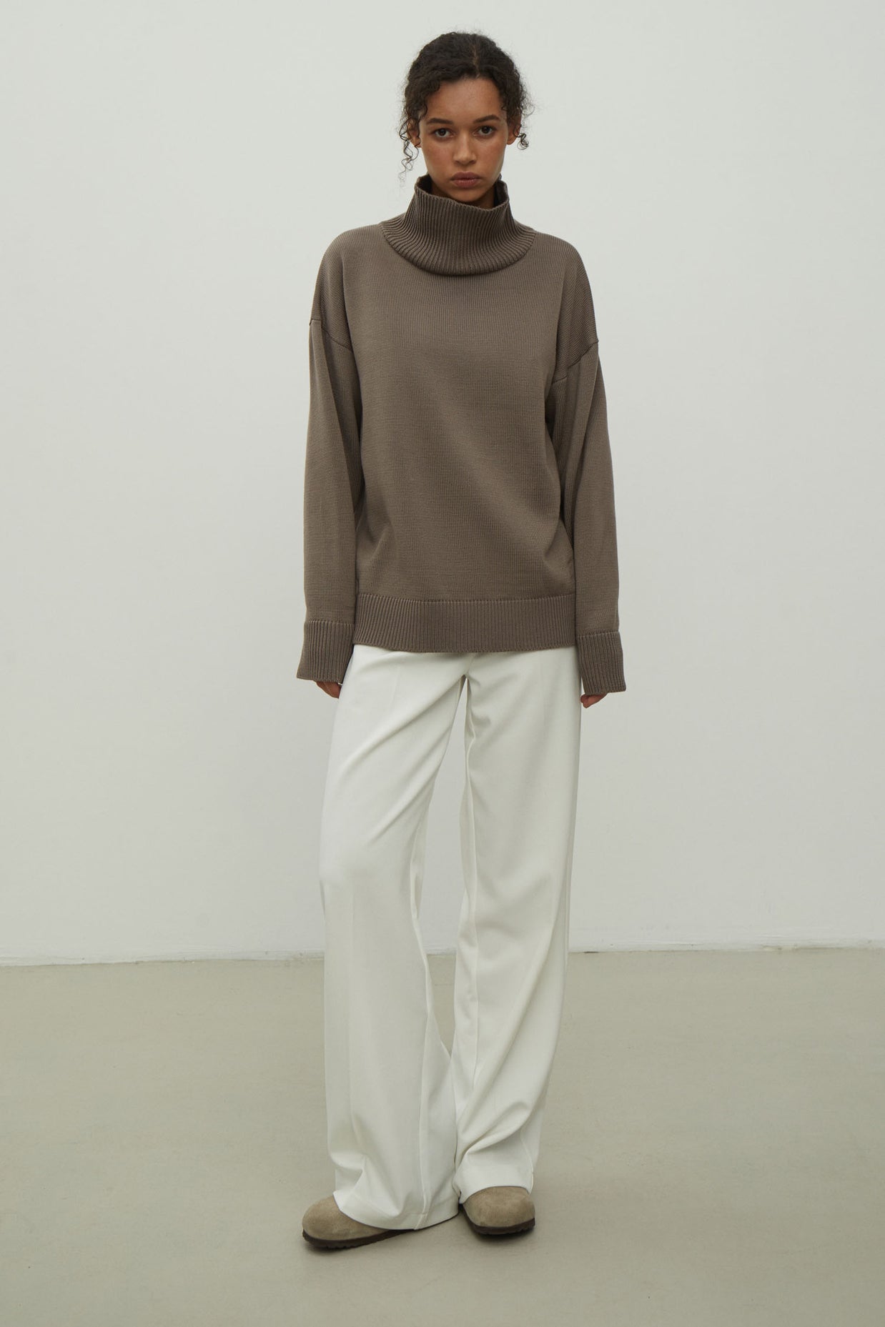 Merino wool sweater with neckline in black