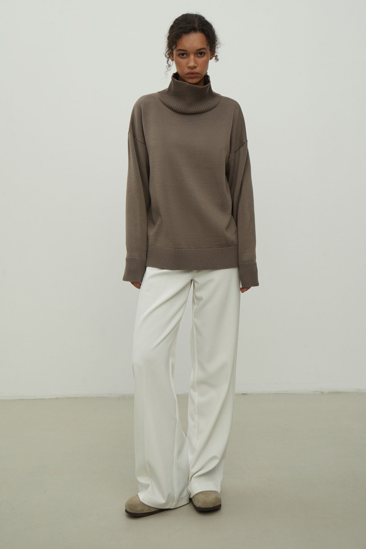 Merino wool sweater with neckline in black