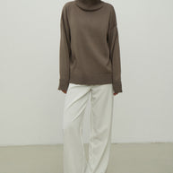 Merino wool sweater with neckline in black