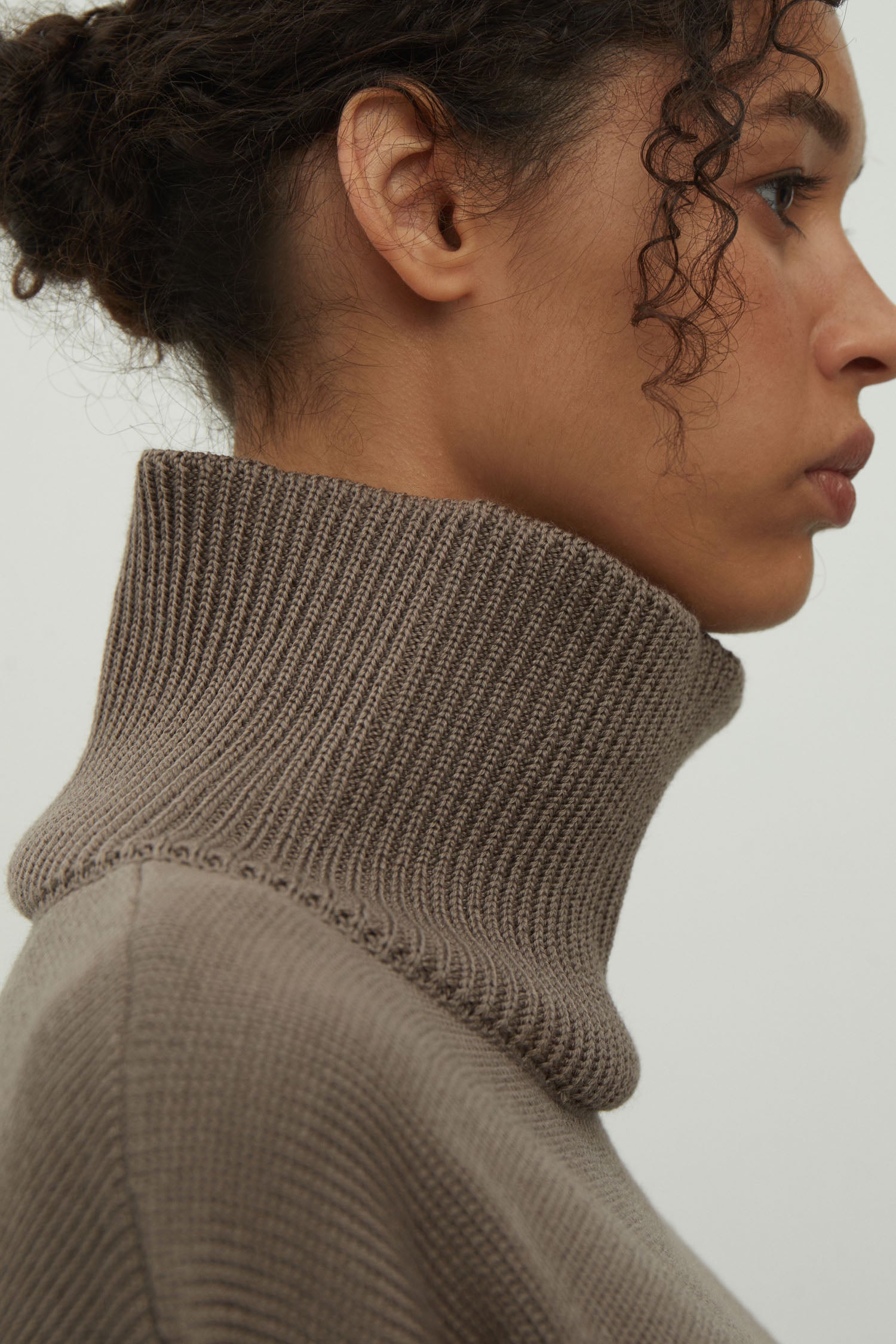Merino wool sweater with neckline in black