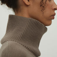 Merino wool sweater with neckline in black