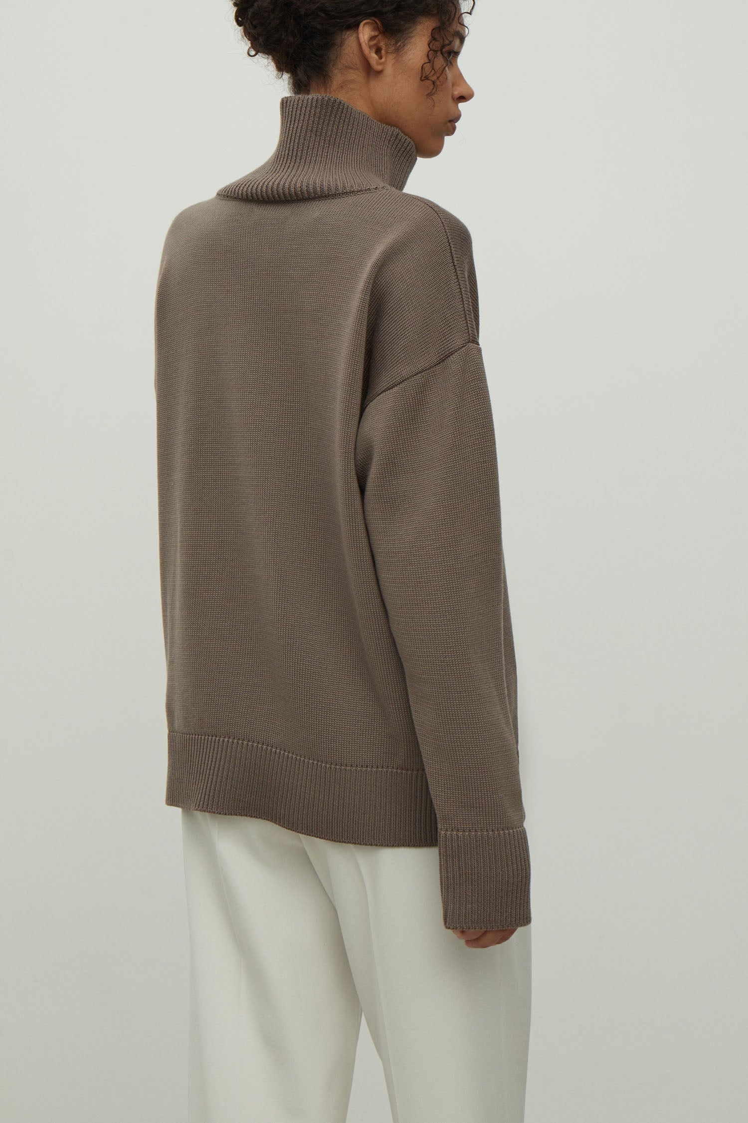 Merino wool sweater with neckline in black