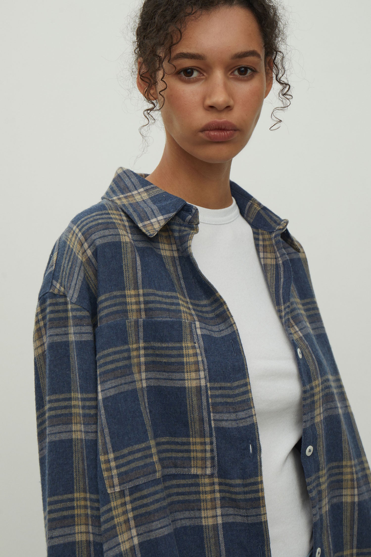 Shirt with a pocket in a beige check dark blue