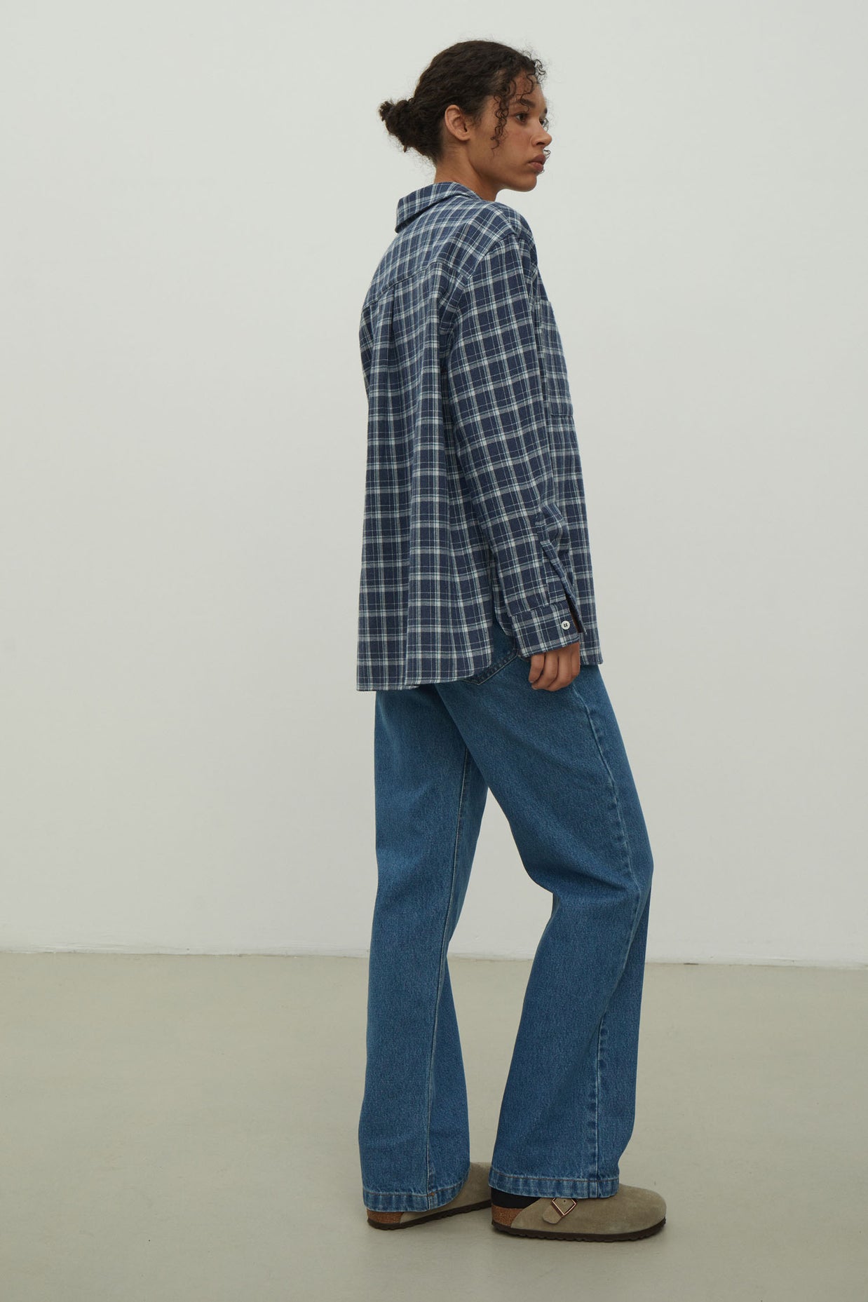 Shirt with a pocket in a beige check dark blue