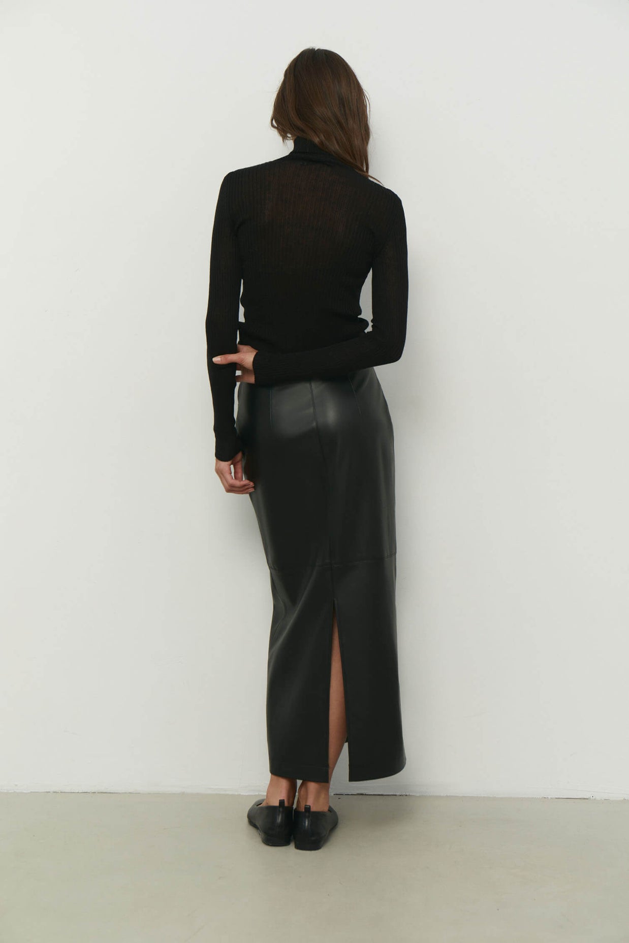 Thin ribbed turtleneck sweater in nude/black/gray