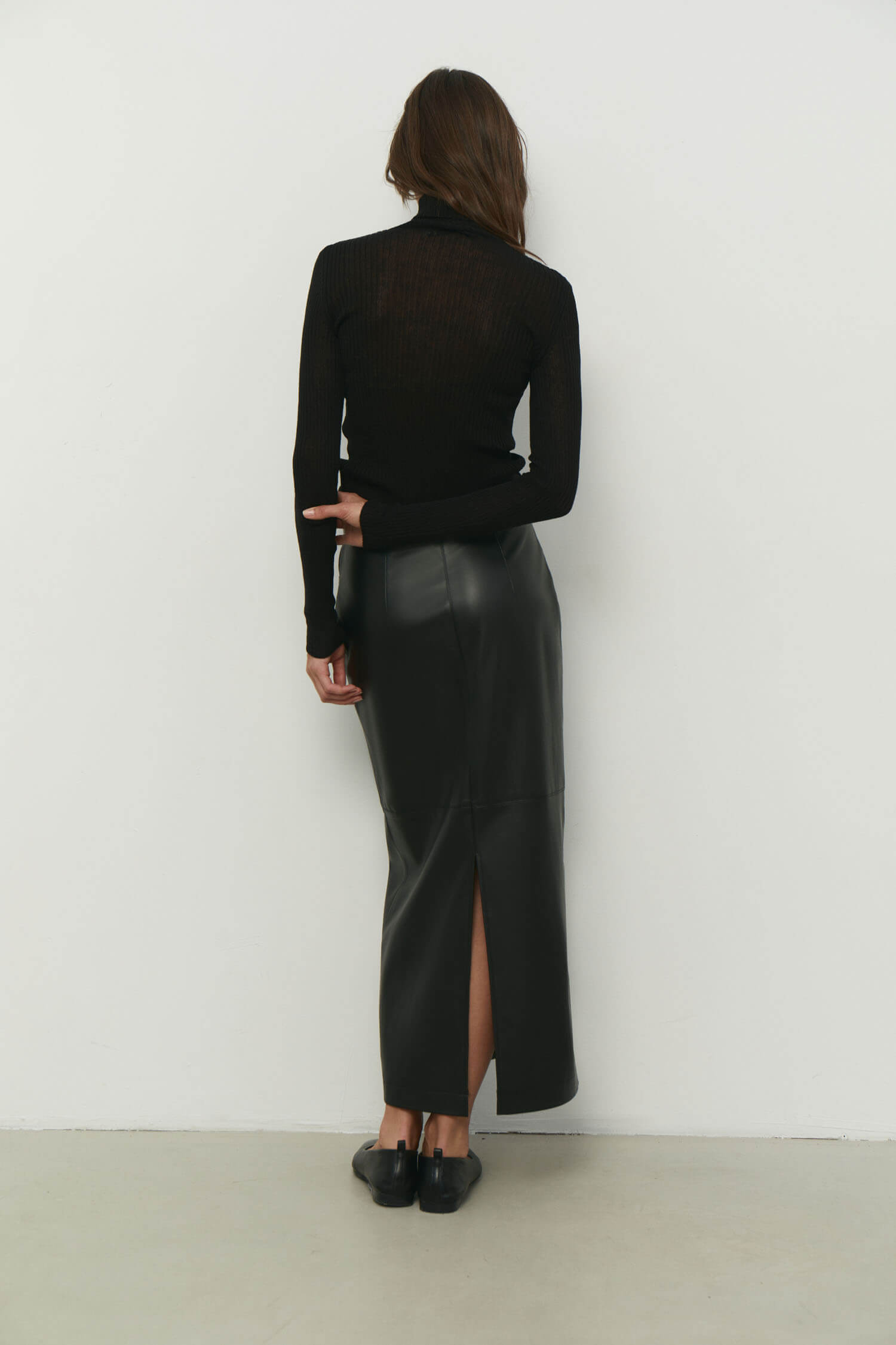 Thin ribbed turtleneck sweater in nude/black/gray