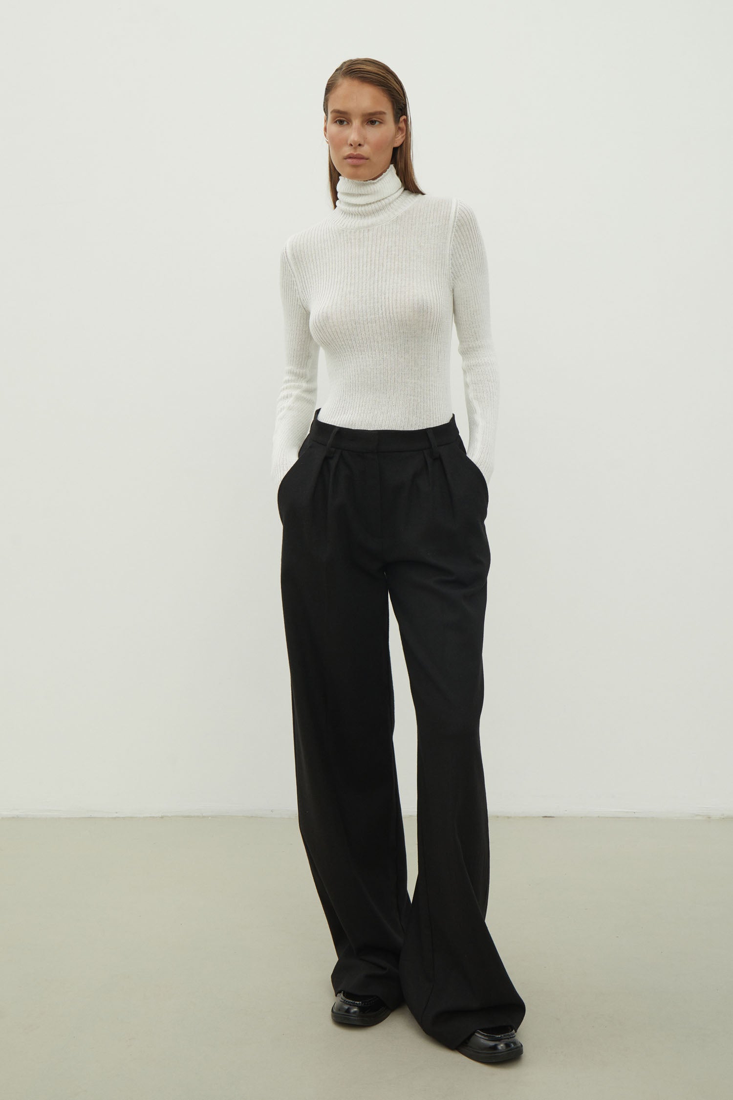 Low-rise woolen palazzo pants in black