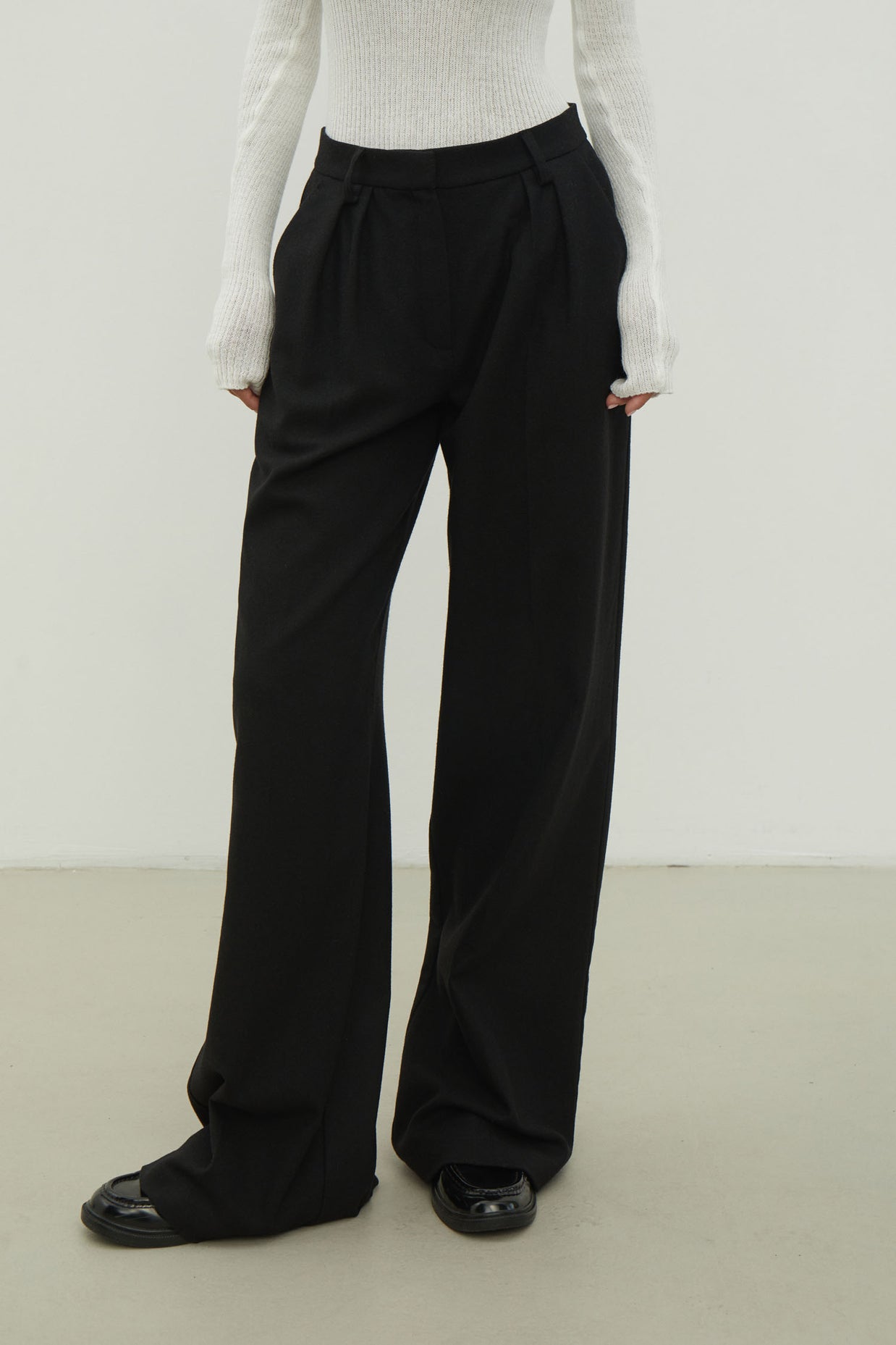 Low-rise woolen palazzo pants in black