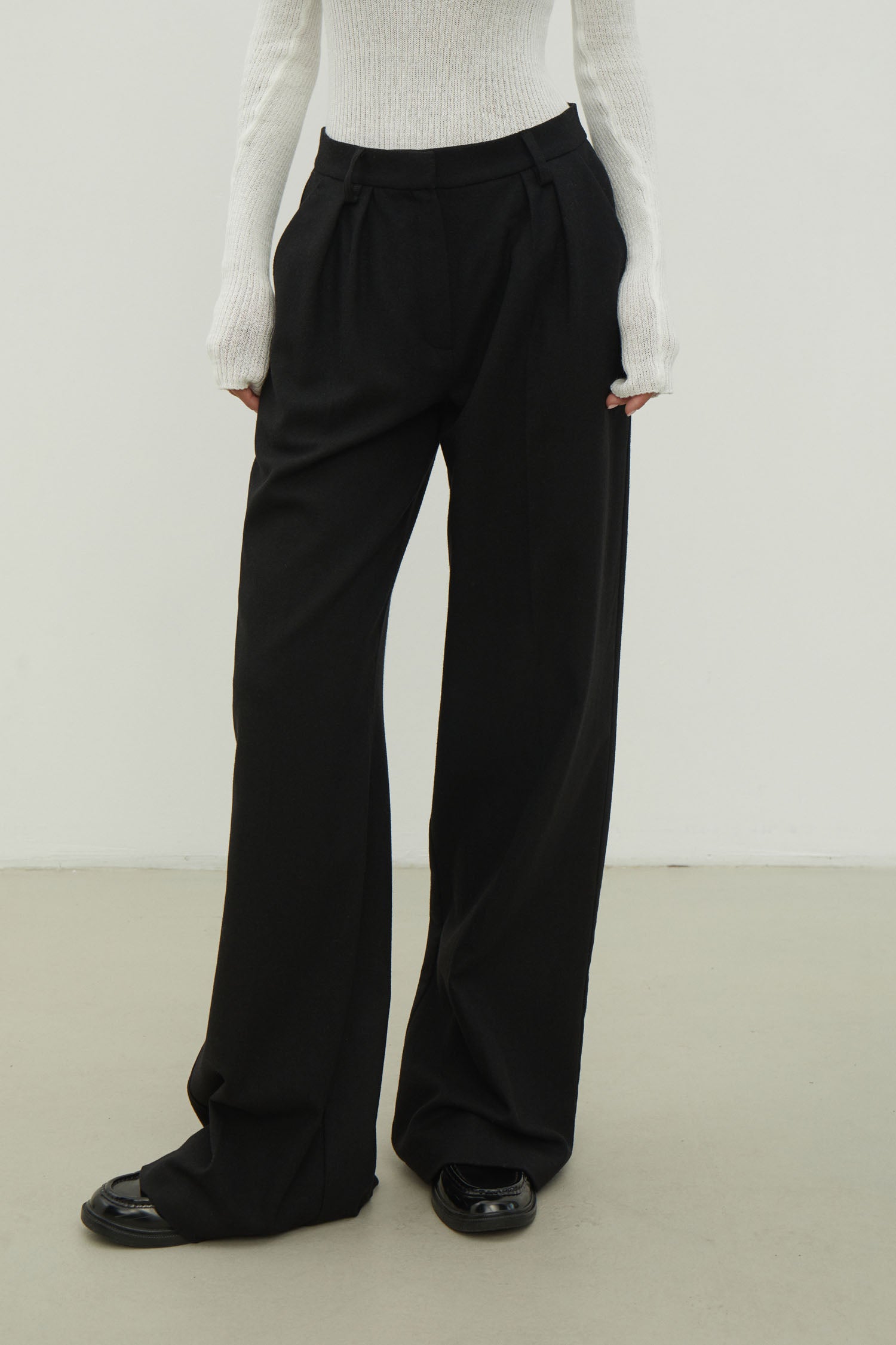 Low-rise woolen palazzo pants in black